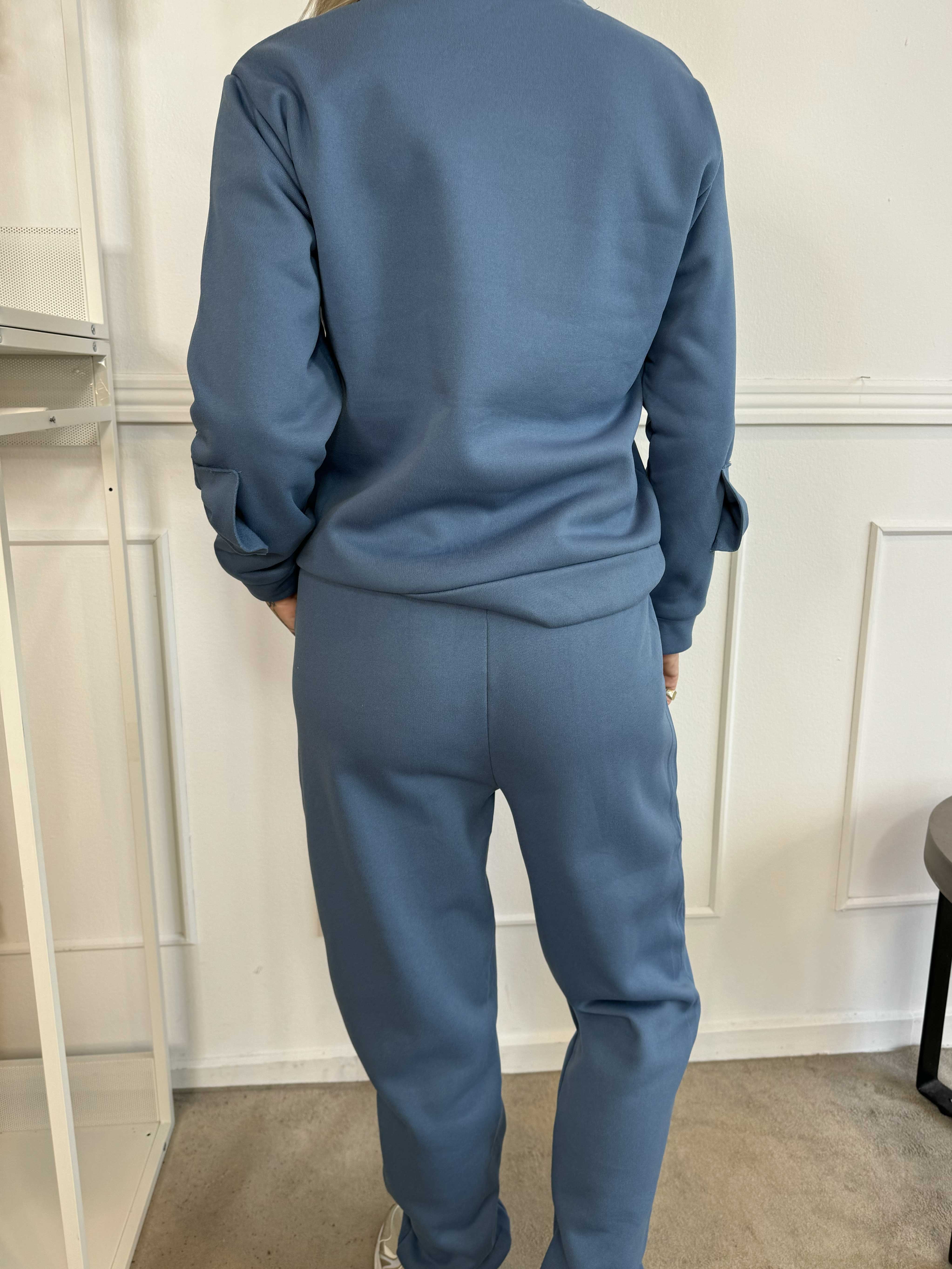 Yeva - Joggingdräkt med små rosetter